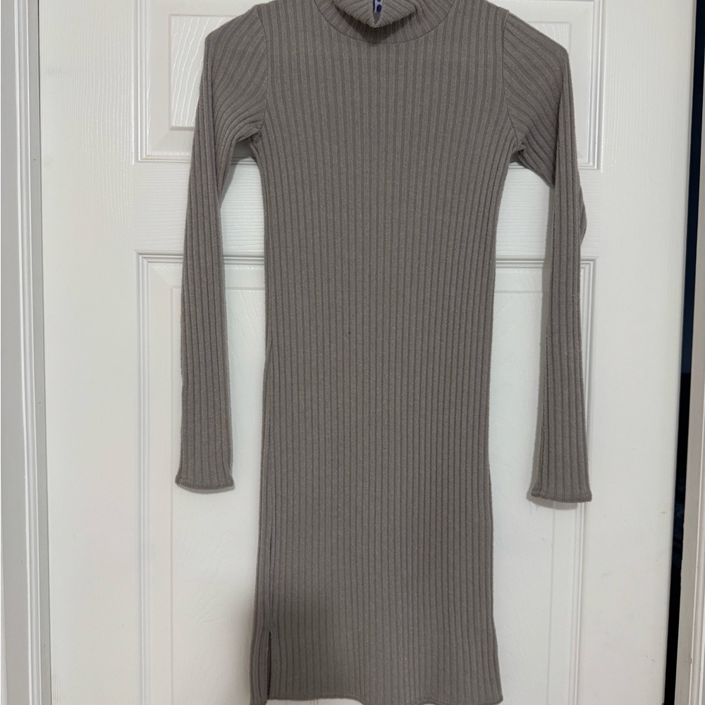 Elegant Gray Ribbed Knit Dress